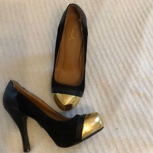 Qupid gold toe heels suede black sides faux snake